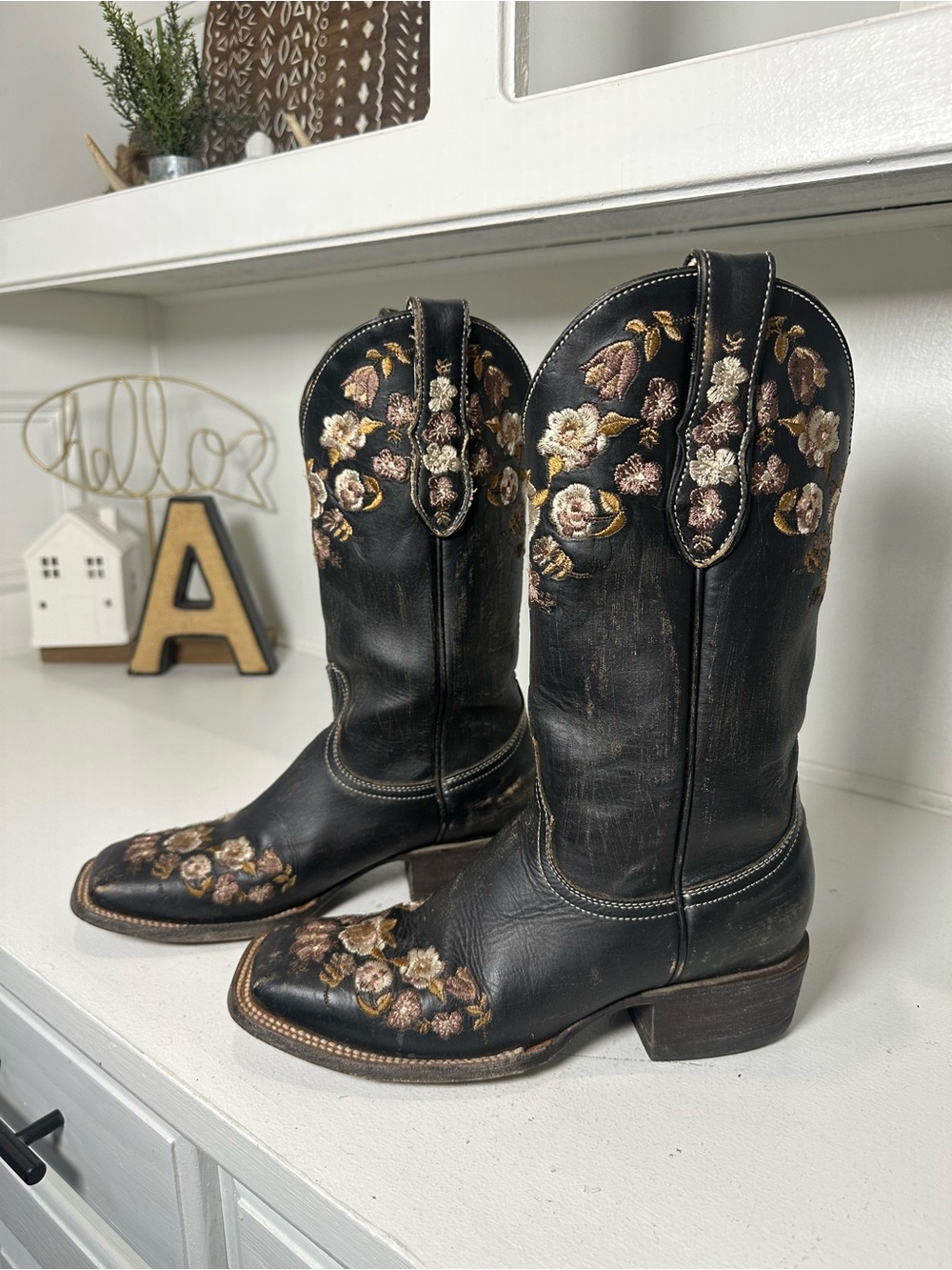 Cavender's Cowboy Boots Womens 7.5B Black Floral Embroidered Western Cowgirl